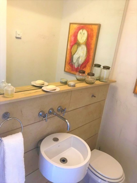 Excelente departamento reciclado estilo casa sobre el mar en Montoya
